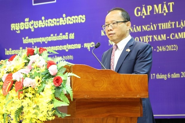 VUFO presents insignia to outgoing Cambodian Ambassador